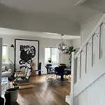 Art Filled Townhouse In The Center Of Stavanger