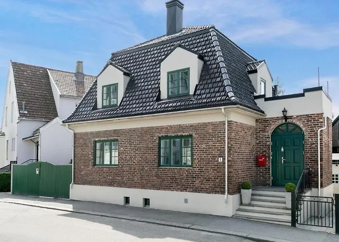 Art Filled Townhouse In The Center Of Stavanger