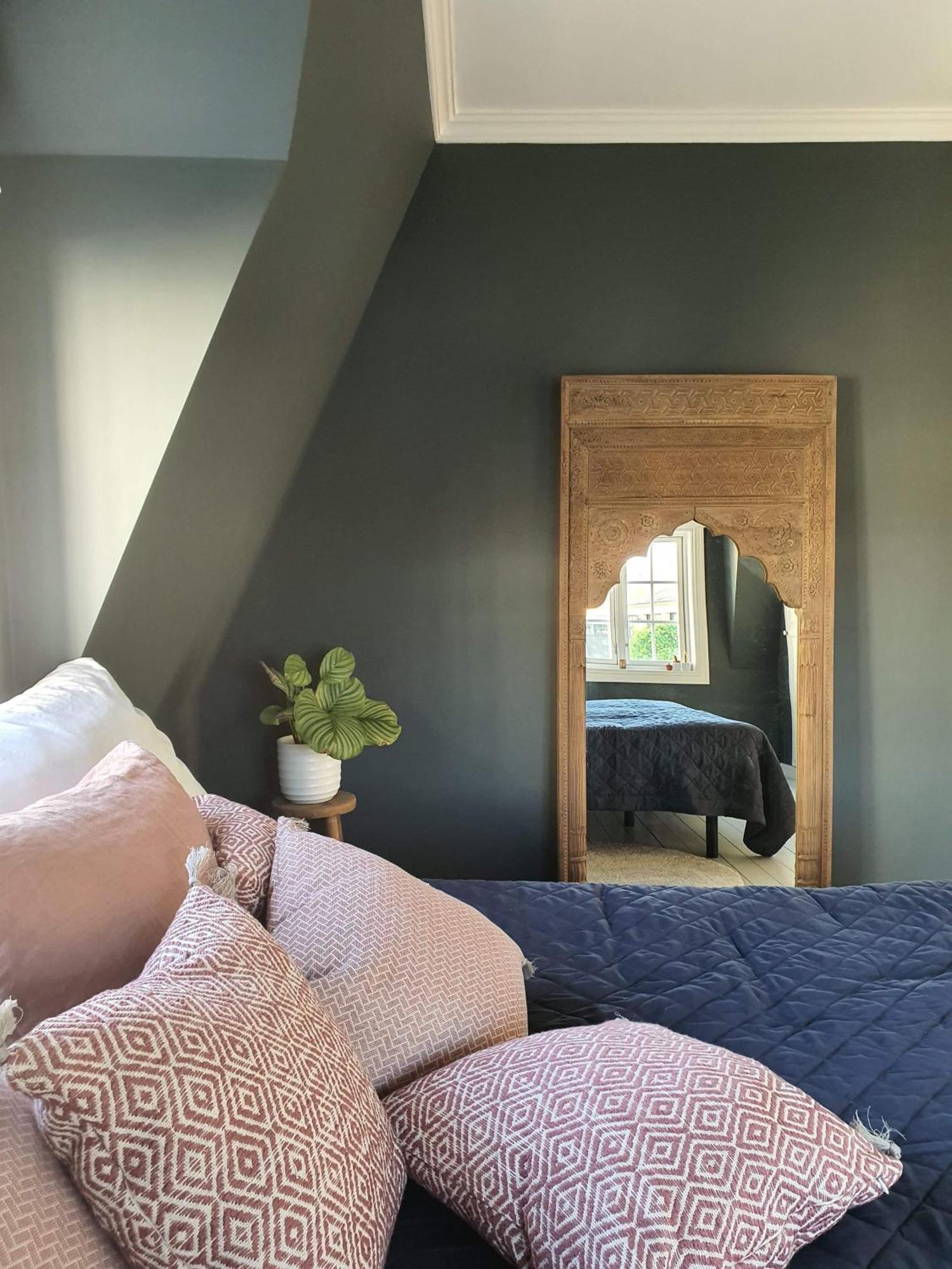 Villaer Art Filled Townhouse In The Center Of