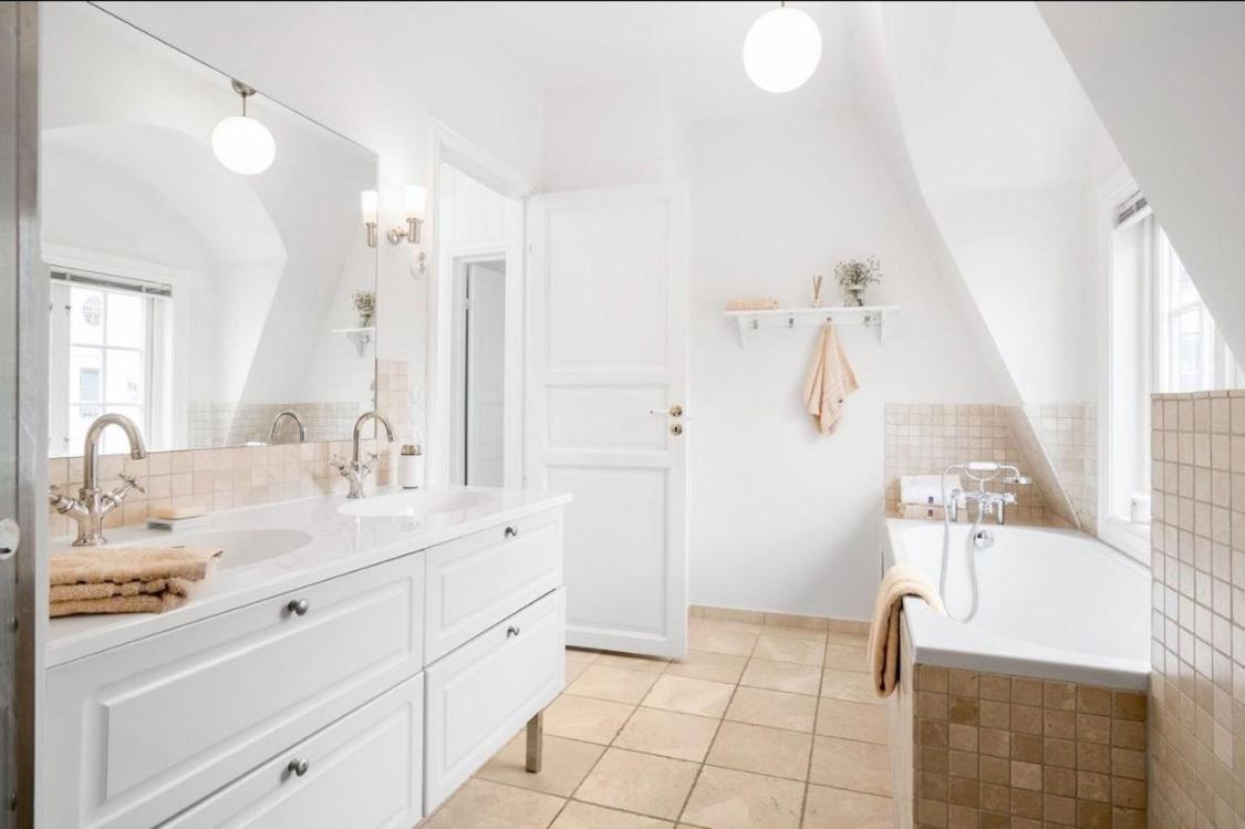 Art Filled Townhouse In The Center Of Stavanger
