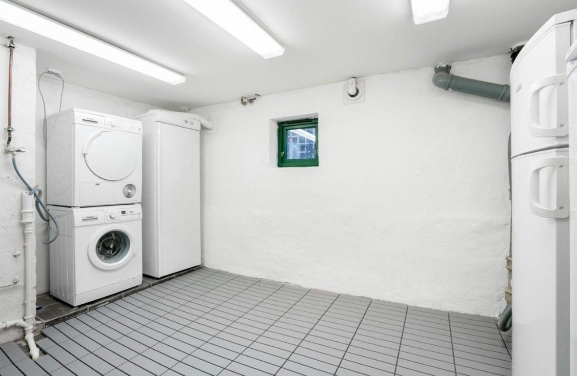 Villaer Art Filled Townhouse In The Center Of