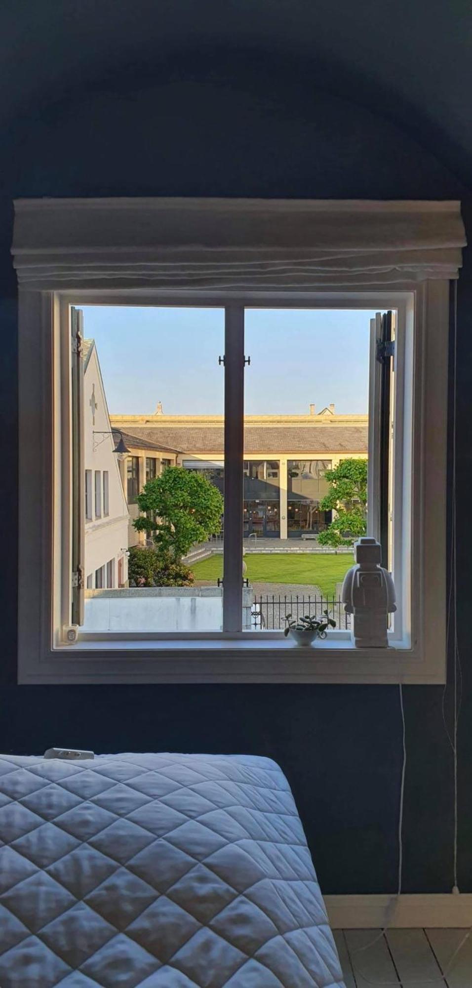 Villaer Art Filled Townhouse In The Center Of