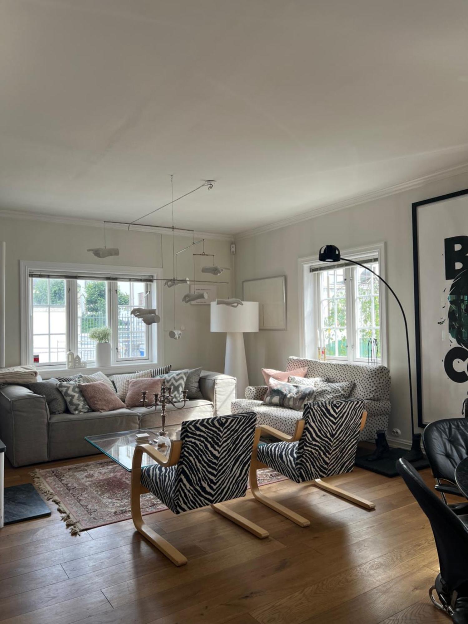 Art Filled Townhouse In The Center Of Villaer